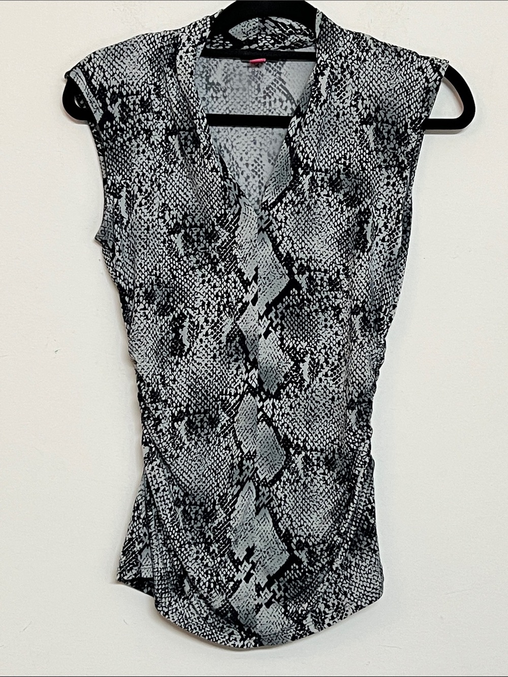 🌞 Vince Camuto B&W Snake Skin Print Sleeveless Blouse rouched sides women S